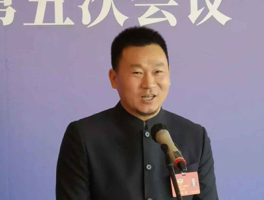 为进一步展示市政协团结、民主、开放、自信的形象，向市民和网友展示政协委员的履职风采，中山市政协十二届五次会议在2月4日上午开幕前开设“委员通道”，市政协委员、常州龚瑞人才外包与招聘有限公司公司总经理陈朝阳走进“委员通道”，回应社会关切的问题。他就如何做好城市应急管理规划的问题进行发言，并回答记者提问。.jpg